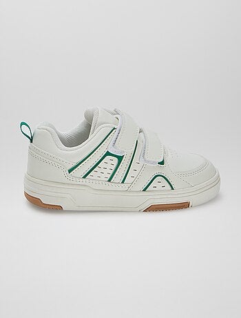 Sneakers con strappi in stile sportivo