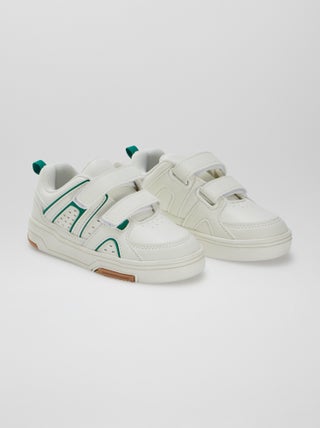 Sneakers con strappi in stile sportivo