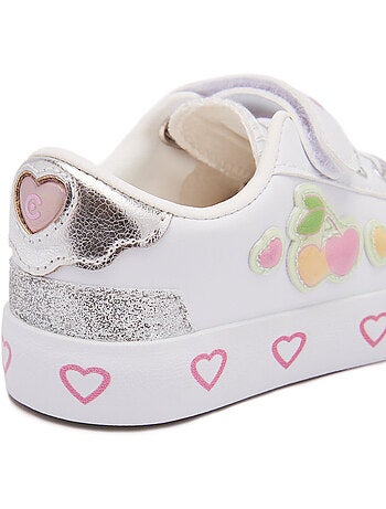 Sneakers conguitos detalles corazón