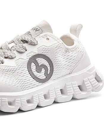 Sneakers conguitos logo detalles
