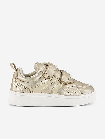 Sneakers dorate con strappi e lacci