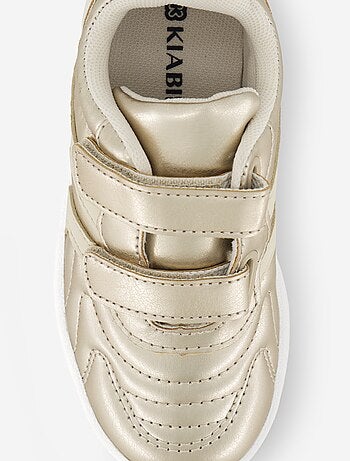 Sneakers dorate con strappi e lacci