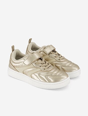Sneakers dorate con strappi