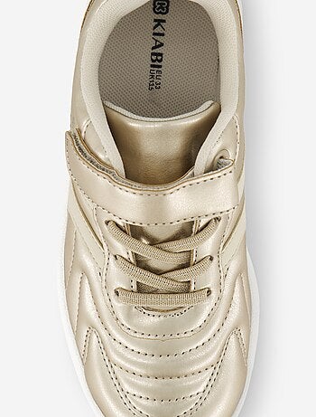 Sneakers dorate con strappi