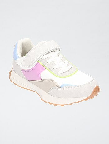 Sneakers in mesh con apertura a lacci e velcro