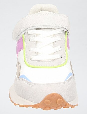 Sneakers in mesh con apertura a lacci e velcro