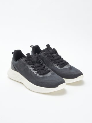 Sneakers in mesh tipo running con lacci