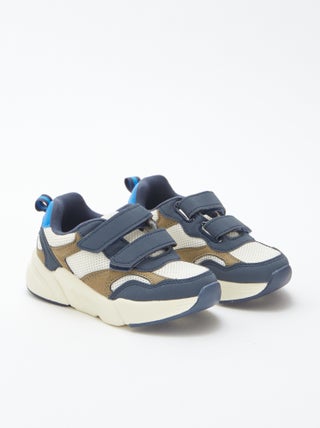 Sneakers running in mesh