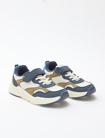 Sneakers running in mesh