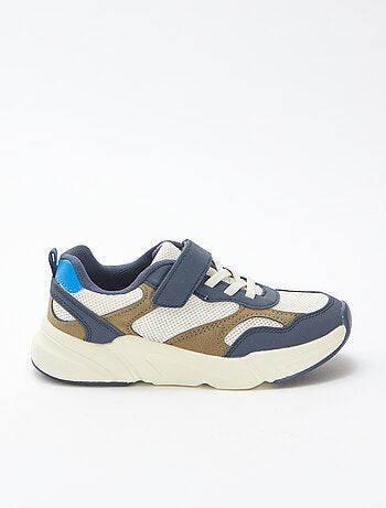 Sneakers running in mesh
