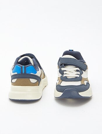 Sneakers running in mesh