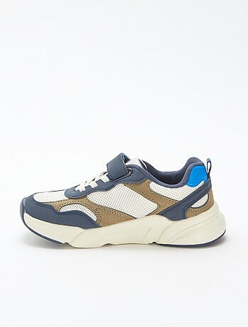 Sneakers running in mesh
