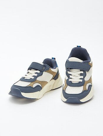 Sneakers running in mesh