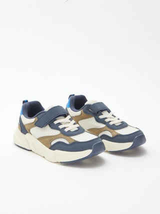 Sneakers running in mesh
