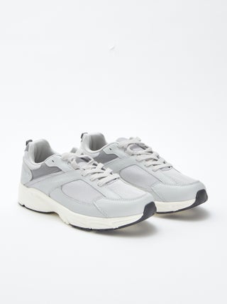 Sneakers running in mesh