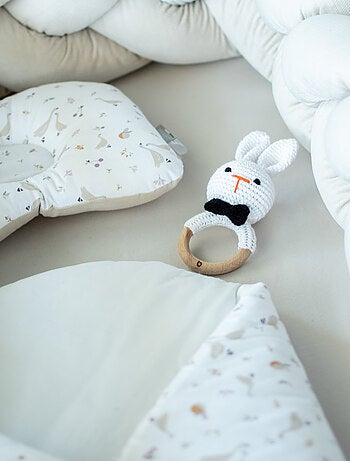 Sonaglino in cotone lavorato a maglia e legno naturale | sevira kids | sevira kids