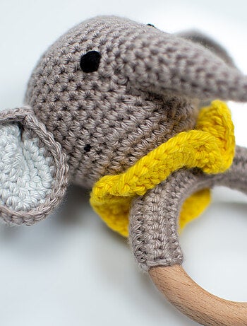 Sonaglino in cotone lavorato a maglia e legno naturale | sevira kids | sevira kids