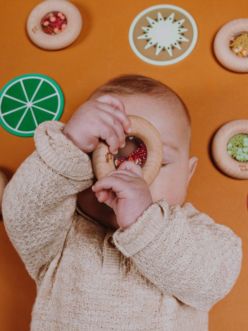 Sonaglio sensoriale donut, frutti | petit boum | petit boum Rosso pomodoro - Kiabi