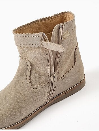 Stivaletti alla caviglia in suede con effetto smerlato