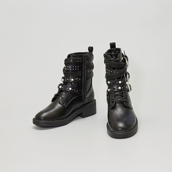 stivaletti con cinturini e borchie