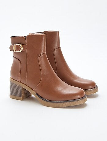 Stivaletti con cinturini e fibbie dorate