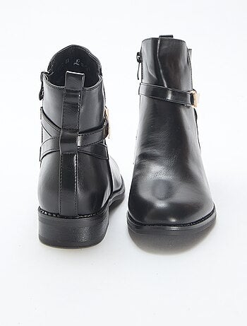 Stivaletti con cinturino tinta unita