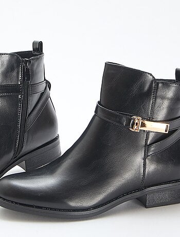 Stivaletti con cinturino tinta unita