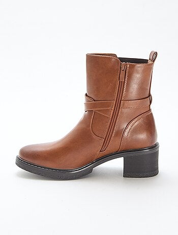 Stivaletti elasticizzati con cinturino