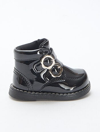 Stivaletti verniciati con strappi