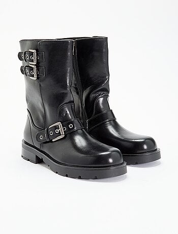 Stivali alti in similpelle con cinturino decorativo