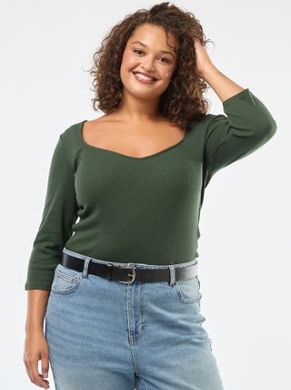 T-shirt a coste con ampia scollatura