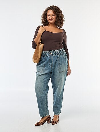 T-shirt a coste con ampia scollatura