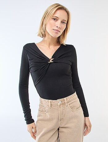 T-shirt a costine con bijoux decorativi sul davanti