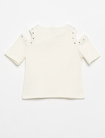 T-shirt a costine con borchie e spalle scoperte