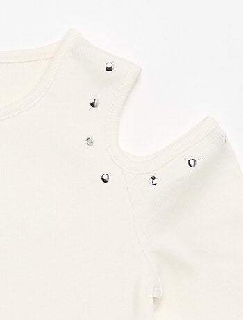 T-shirt a costine con borchie e spalle scoperte