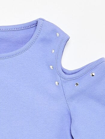 T-shirt a costine con borchie e spalle scoperte