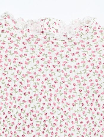 T-shirt a costine con colletto ondulato