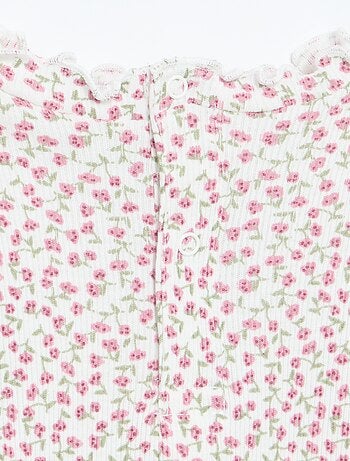 T-shirt a costine con colletto ondulato