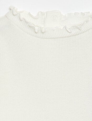 T-shirt a costine con colletto ondulato