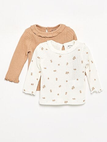 T-shirt a costine con collo e maniche a volant