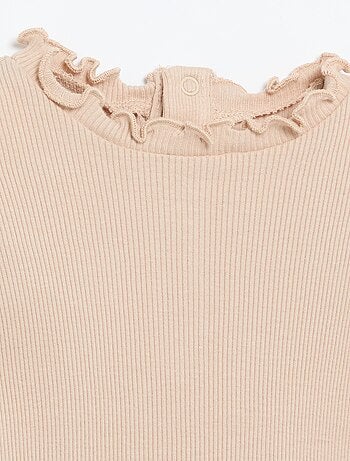 T-shirt a costine con collo ondulato