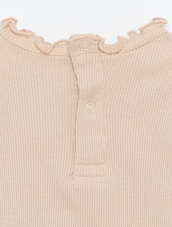 T-shirt a costine con collo ondulato