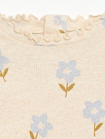 T-shirt a costine con collo ondulato