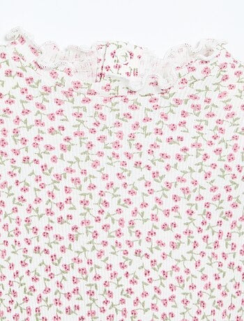 T-shirt a costine con collo ondulato