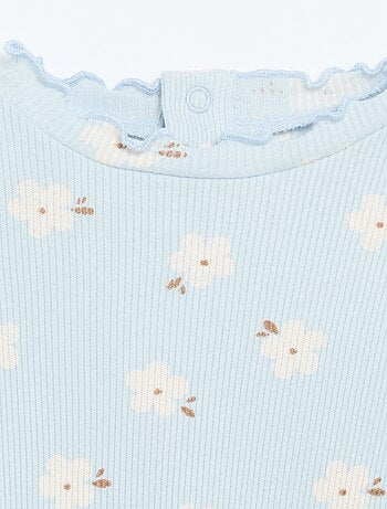 T-shirt a costine con collo ondulato