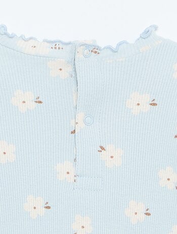 T-shirt a costine con collo ondulato