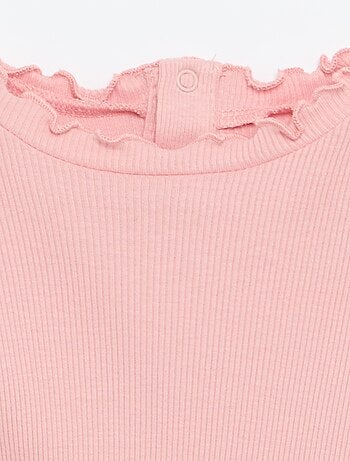 T-shirt a costine con collo ondulato
