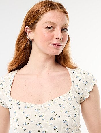 T-shirt a costine con maniche corte e volant