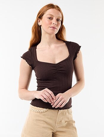 T-shirt a costine con maniche corte e volant