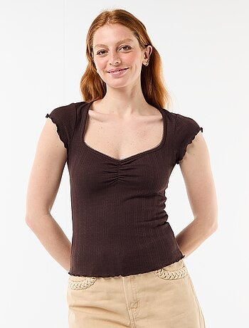 T-shirt a costine con maniche corte e volant